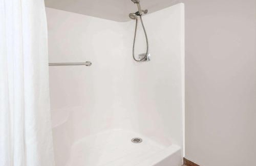 Warrensburg Hotel | Super 8 by Wyndham Warrensburg