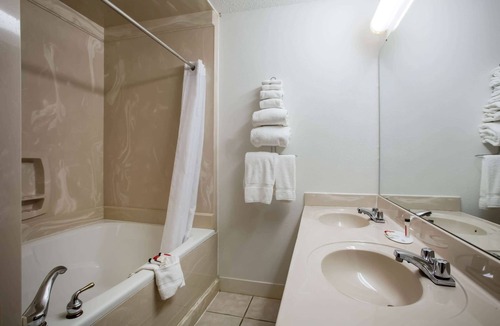 Washington Hotel | Super 8 by Wyndham Washington
