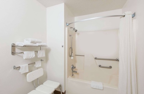 Wayne Hotel | Super 8 by Wyndham Wayne