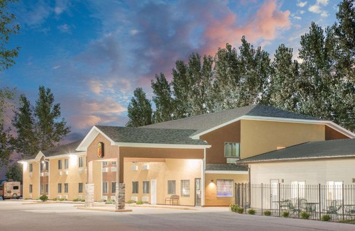 Webster City Hotel | Super 8 by Wyndham Webster City IA