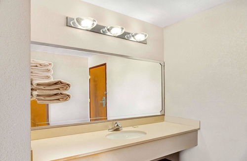 West Memphis Hotel | Super 8 by Wyndham West Memphis