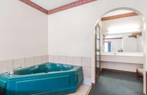 Weslaco Hotel | Super 8 by Wyndham Weslaco