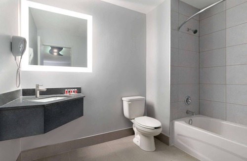 Windsor Hotel | Super 8 by Wyndham Windsor/Dougall