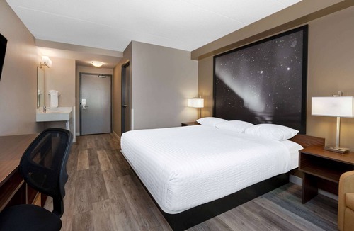 Winnipeg Hotel | Super 8 by Wyndham Winnipeg West