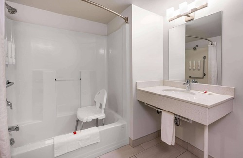 Winnipeg Hotel | Super 8 by Wyndham Winnipeg West
