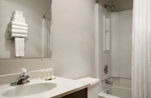 Woodburn Hotel | Super 8 by Wyndham Woodburn