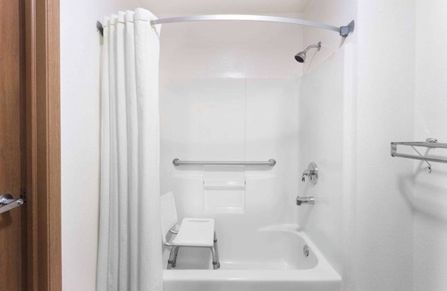 Yorkville Hotel | Super 8 by Wyndham Yorkville
