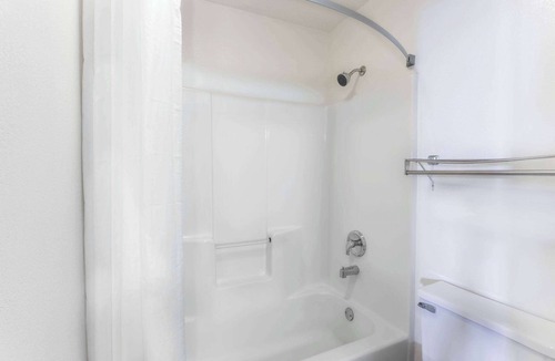 Yorkville Hotel | Super 8 by Wyndham Yorkville