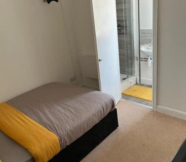 Hatfield House | 'SUPER CHEAP ROOMS' - Run away from expensive hotels!