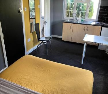 Hatfield House | 'SUPER CHEAP ROOMS' - Run away from expensive hotels!