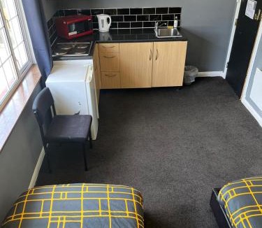 Hatfield House | 'SUPER CHEAP ROOMS' - Run away from expensive hotels!