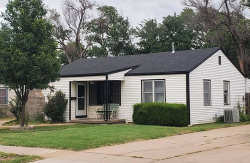 Wichita House | Super Comfy - 3BR - Darts/Poker Table - Coffee