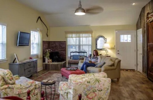 Cottonwood Falls House | Super Comfy and Quiet . . . Newly Built 2 Bedroom, 2 Bath Guesthouse