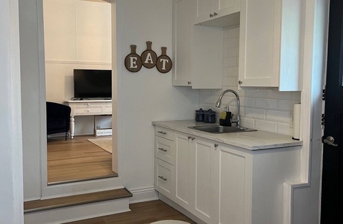 Grimsby Apartment | Super Cozy 1 bedroom Apartment