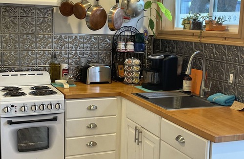 La Grande Apartment | Super Cozy Downtown Studio Full Kitchen - EOU - Easy Walk Short Drive Hot Lakes