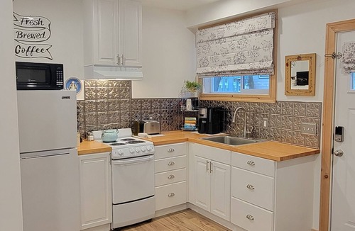 La Grande Apartment | Super Cozy Downtown Studio Full Kitchen - EOU - Easy Walk Short Drive Hot Lakes