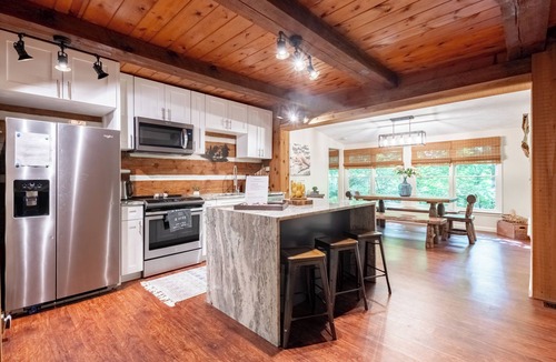 Cumming Cabin | Super Cozy,Rustic,SAUNA,hottub,2 bed, 2bath