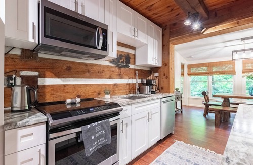 Cumming Cabin | Super Cozy,Rustic,SAUNA,hottub,2 bed, 2bath