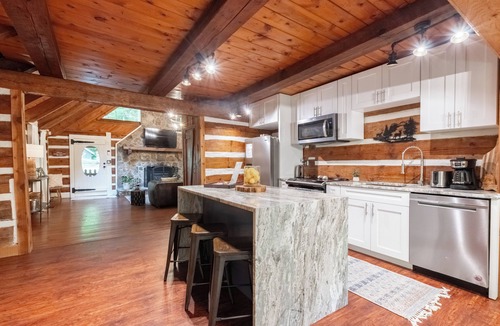 Cumming Cabin | Super Cozy,Rustic,SAUNA,hottub,2 bed, 2bath