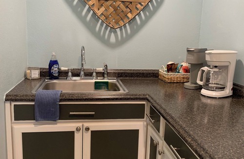 Okmulgee County Apartment | Super cute studio apartment south of Tulsa! Newly renovated and ready to go!
