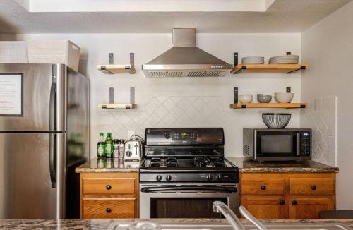 Kirkwood House | Super-Efficient Studio with Full Kitchen Balcony & Smart Sleeping Options