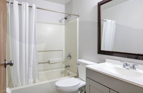 Lansing Hotel | Super Inn by OYO Lansing MI