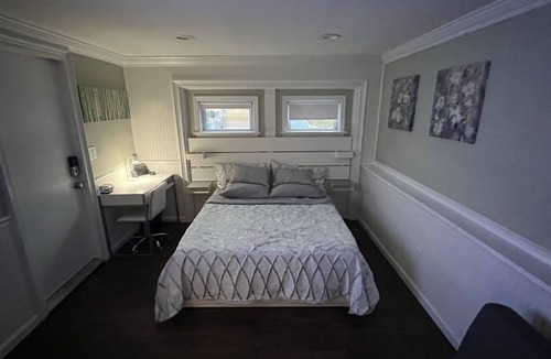 Kings Park Apartment | Super Modern Spacious Studio Bonus Amazing backyard professional Ft diving board