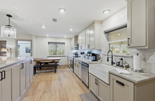 Denison House | Super Nice! Cozy, Country Quiet Neighborhood, Big Kitchen and Private Hot Tub