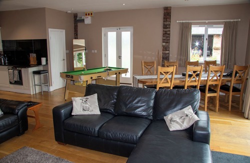 Tarvin House | Super spacious barn conversion with Log fire and hot tub