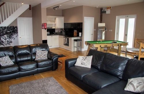 Tarvin House | Super spacious barn conversion with Log fire and hot tub