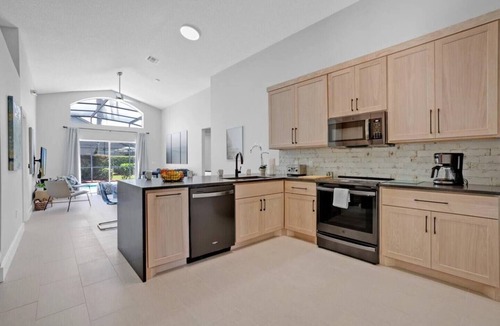 Lake Berkley House | Super Spacious House w/Private Pool and Game Room