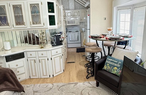 Diplomat Cottage | Superb 1-bedroom cottage with AC in North Fort Myers