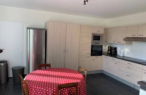 Taillette House | Superb 15-person gite in Taillette