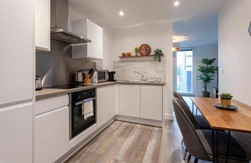 Old Trafford Apartment | Superb 2 Bed Flat 5min to Old Trafford Stadium