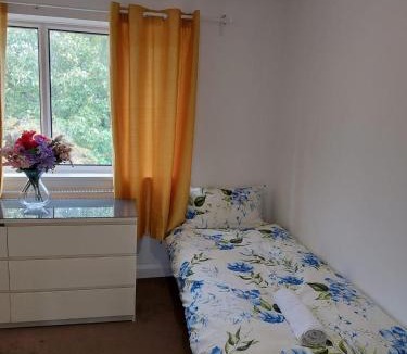 Fairfield Apartment | Superb 2 bedroom flat, sleeps 6