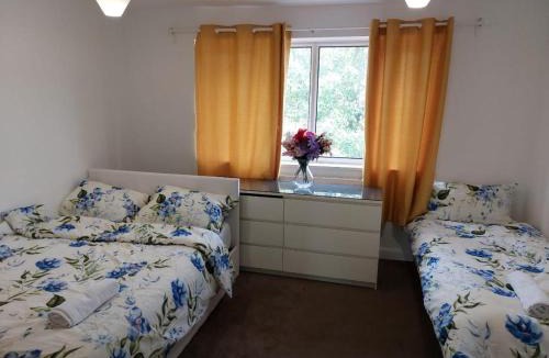 Fairfield Apartment | Superb 2 bedroom flat, sleeps 6