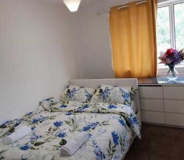 Fairfield Apartment | Superb 2 bedroom flat, sleeps 6