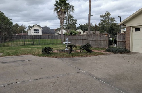Orange House | Superb 3-bedroom house with AC and relaxing pool in adorable Orange Texas