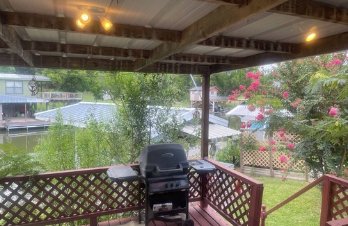 Kingsland House | Superb 3-bedroom lakefront house with AC in Kingsland