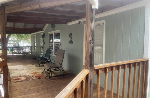 Kingsland House | Superb 3-bedroom lakefront house with AC in Kingsland