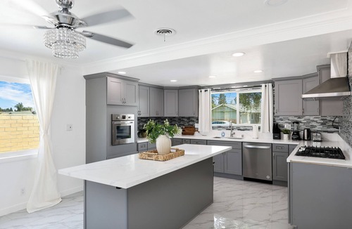 Canoga Park House | Superb 4-bedroom house with AC in Huntington Beach