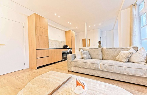 Quartier de Rochechouart Apartment | Superb air-conditioned flat Galeries Lafayette
