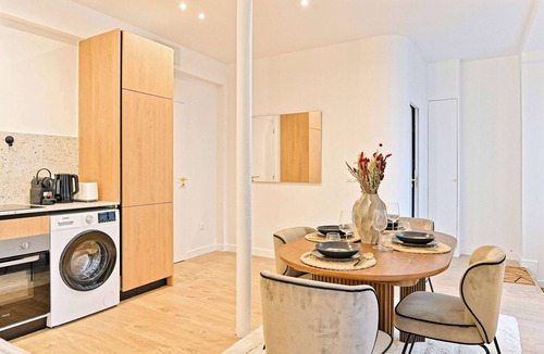 Quartier de Rochechouart Apartment | Superb air-conditioned flat Galeries Lafayette