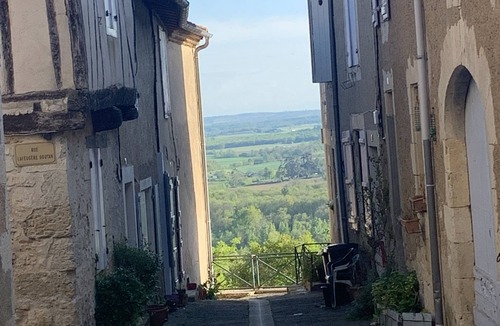 Lectoure Apartment | SUPERB APARTMENT WITH FREE ON-SITE PARKING