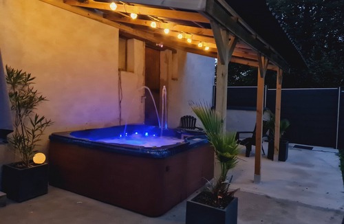 Changey Apartment | Superb apartment with jacuzzi