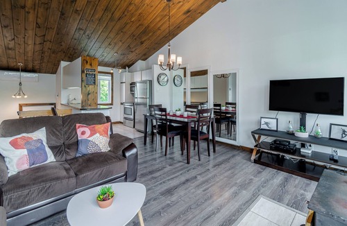 Stoneham Apartment | Superb condo facing the slopes of Ski Stoneham!
