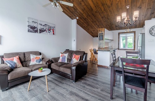 Stoneham Apartment | Superb condo facing the slopes of Ski Stoneham!