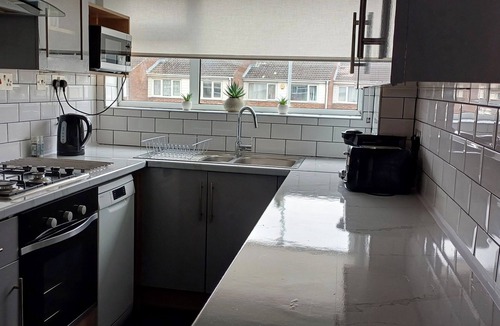 Luton House | Superb Central Location-Station-Airport-Parking