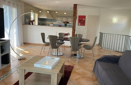 Tournefeuille Apartment | Superb city center apartment in quiet private garden