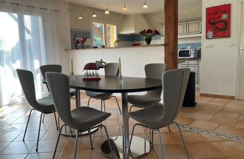 Tournefeuille Apartment | Superb city center apartment in quiet private garden
